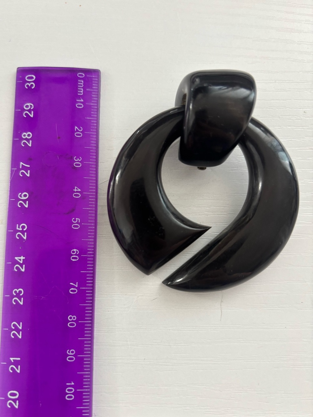 Modern Black Resin Open Circle Clip-On Earrings - Picture 4 of 4